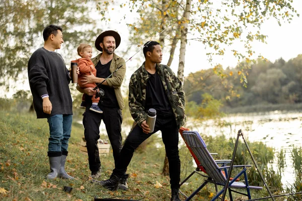 Amis masculins multiraciaux reposent dans la nature à l'automne — Photo