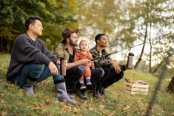 Amigos masculinos multirraciales descansan en la naturaleza en otoño —  Fotos de Stock