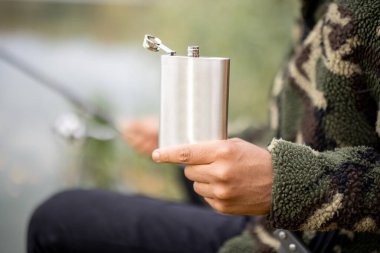 Gölde balık tutan adam