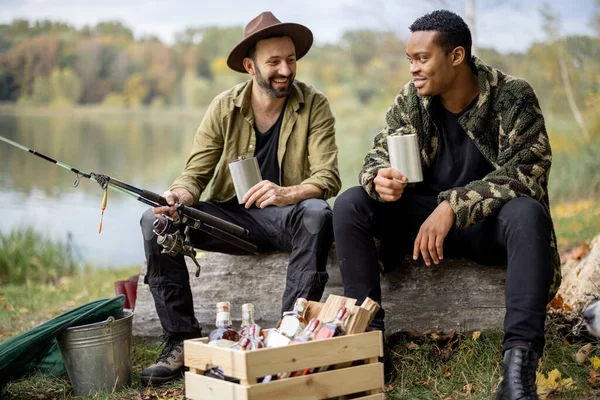 Män med alkohol vid fiske utomhus — Stockfoto