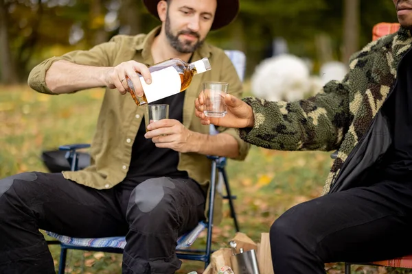 Deux amis masculins pêchant avec des boissons alcoolisées — Photo