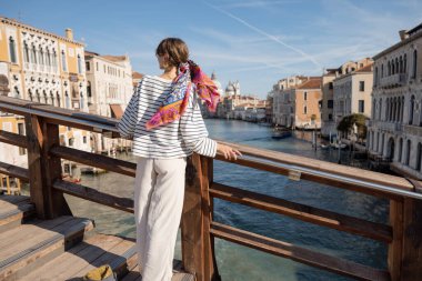 Venedik'te seyahat kadın