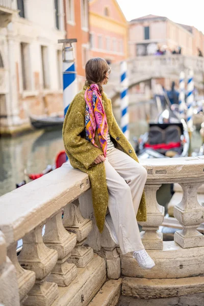 Beautiful stylish traveling in Venice, Italy — Stock Photo, Image