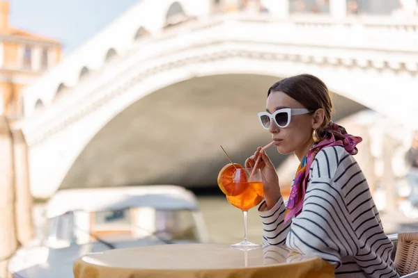Жінка відпочиває у кафе на Гранд Каналі, подорожуючи Венецією. — стокове фото