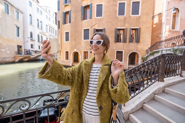 Kobieta w podróży w Wenecji — Zdjęcie stockowe