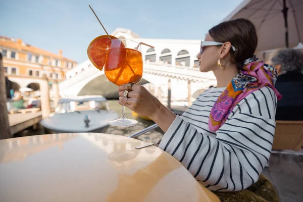 Mulher descansar no café ao ar livre no Grande Canal, viajando Veneza — Fotografia de Stock