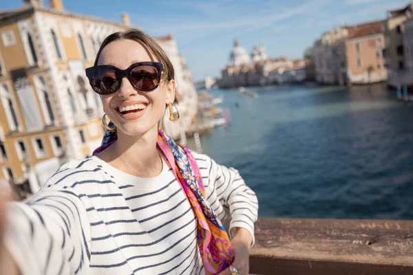 Donna in viaggio a Venezia, Italia — Foto Stock