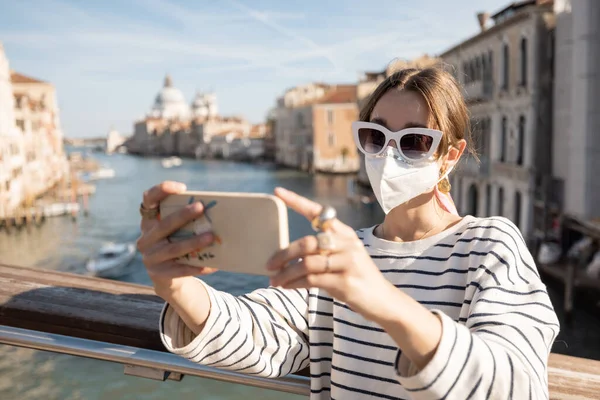 Жінка подорожує у Венеції під час пандемії. — стокове фото