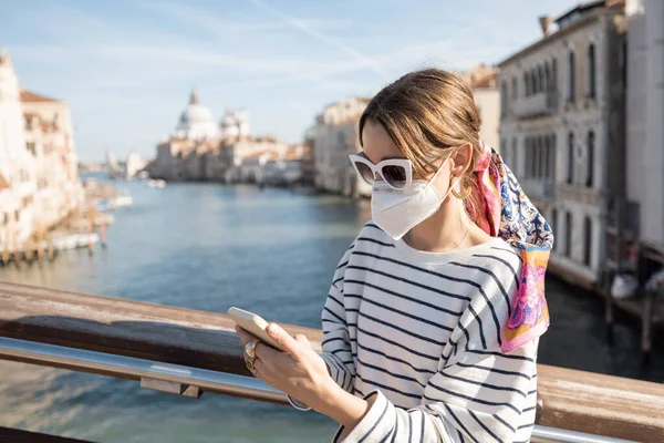 Donna che viaggia a Venezia durante la pandemia — Foto Stock