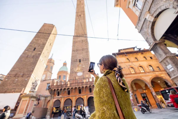 Donna in viaggio a Bologna città, Italia — Foto Stock