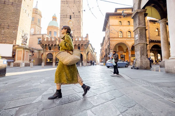 Elegante donna cammina per strada nella città di Bologna — Foto Stock