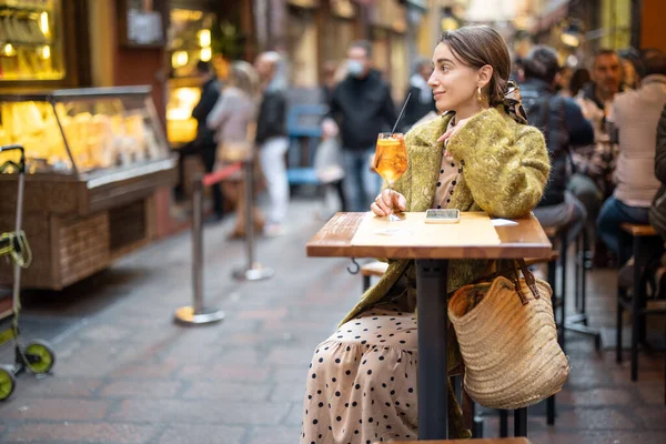 Mulher com um cocktail no bar ou restaurante ao ar livre na cidade de Bolonha — Fotografia de Stock