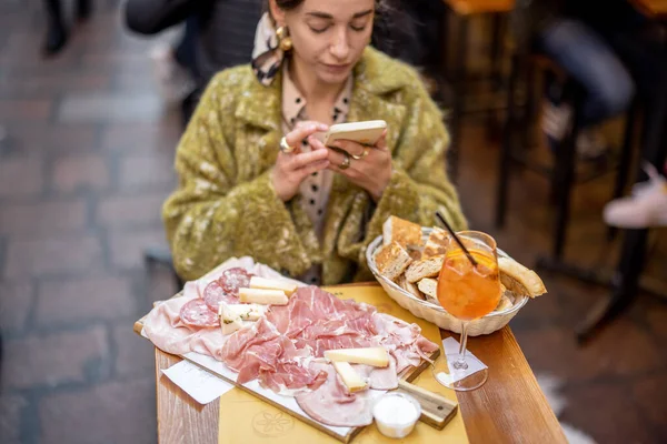 Mulher desfrutar de gastronomia italiana no restaurante ao ar livre — Fotografia de Stock