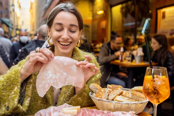 İtalya 'da açık hava barında et yiyen bir kadın. — Stok fotoğraf
