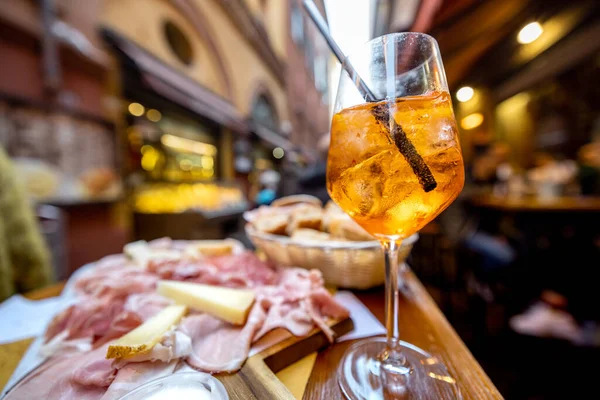 Placa de carne italiana y bebida en la mesa en el bar al aire libre —  Fotos de Stock