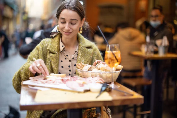 Donna con snack e bevande italiane al bar all'aperto — Foto Stock