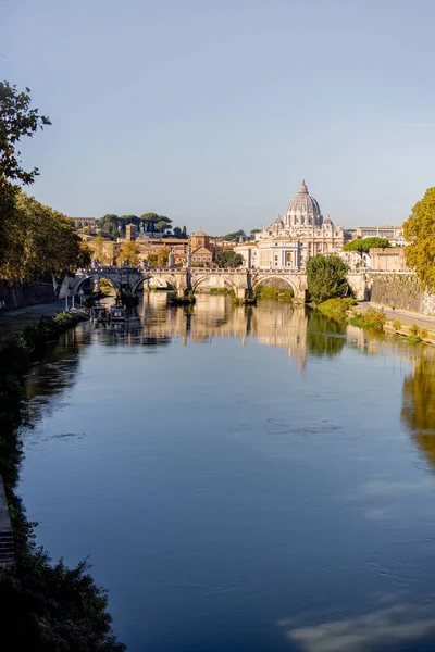 Paisaje del río Tíber en la soleada mañana en Roma — Foto de Stock