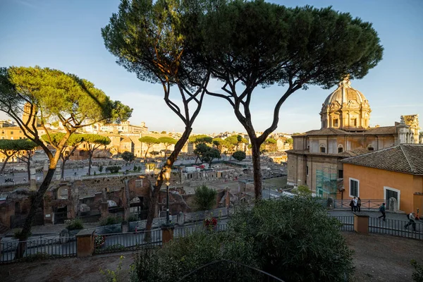 Ruinas en el Foro Romano en Roma al atardecer — Foto de Stock