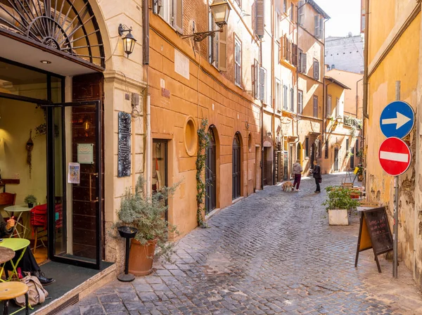 Keskeny utca kávézóval és kis üzletekkel Rómában — Stock Fotó