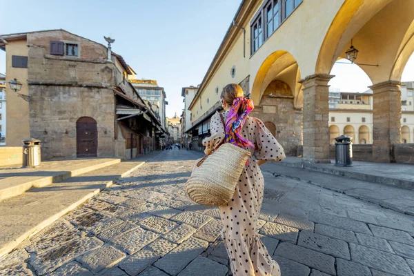 Mujer pasea por el Puente Viejo en Florencia, Italia — Foto de Stock