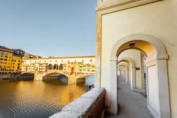 Vista mattutina sul famoso Ponte Vecchio e Porticato di Firenze — Foto Stock