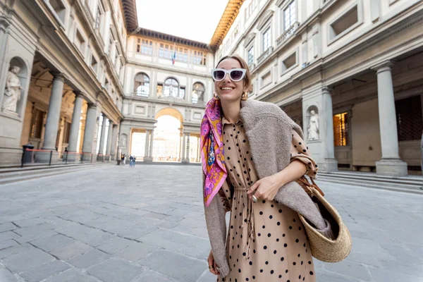 İtalya 'nın Floransa şehrinin mimari simgelerini ziyaret eden kadın
