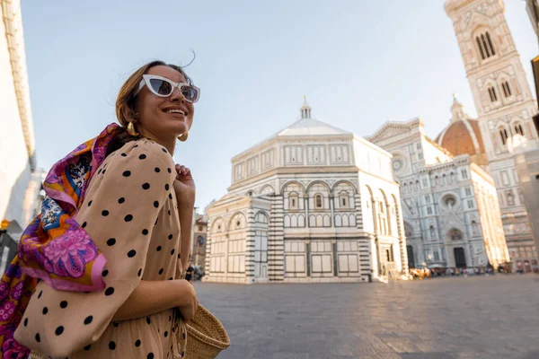 Γυναίκα που ταξιδεύουν Ιταλία, επισκέπτονται διάσημο καθεδρικό ναό Duomo στη Φλωρεντία — Φωτογραφία Αρχείου