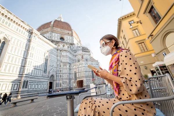 Femme en masque médical au café près de la cathédrale Duomo à Florence — Photo