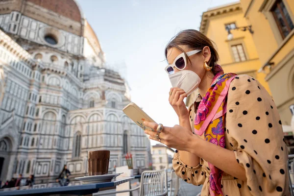 Woman in medical mask at cafe near Duomo cathedral in Florence — Stock Photo, Image