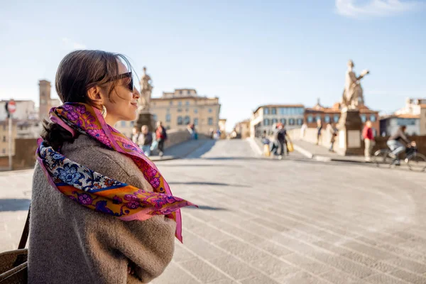 Stilvolle Frau auf Reisen in Florenz — Stockfoto