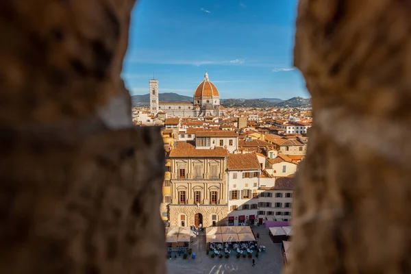 Letecký pohled na staré město Florencie se slavnou katedrálou Duomo na obzoru — Stock fotografie