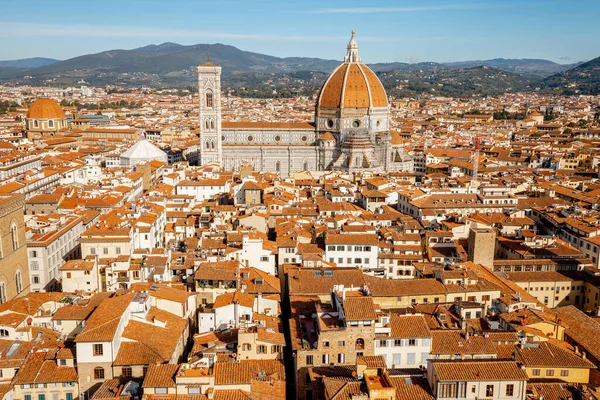 Letecký pohled na staré město Florencie se slavnou katedrálou Duomo na obzoru — Stock fotografie