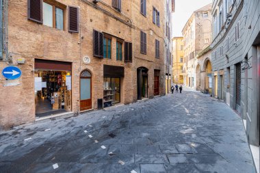 İtalya 'nın Siena kentindeki dar ve rahat sokağa bak
