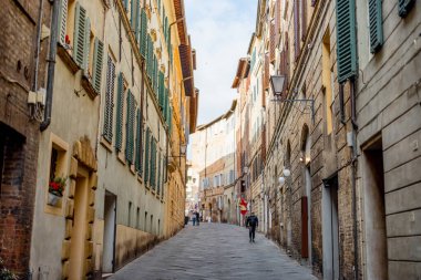 İtalya 'nın Siena kentindeki dar ve rahat sokağa bak