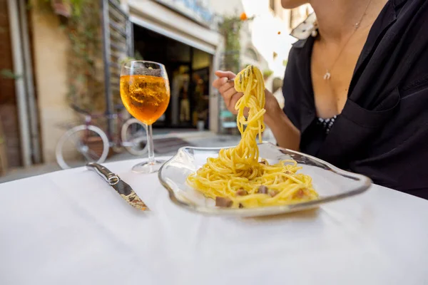 Woman having lunch with pasta and wine at cozy italian restaurant outdoors. — Stock Photo, Image