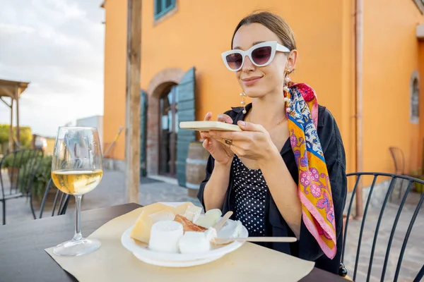 Mujer degustación de queso y vino en la granja local tienda — Foto de Stock