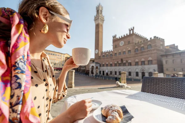 Donna che fa colazione al bar all'aperto con splendida vista sulla piazza principale della città di Siena — Foto Stock