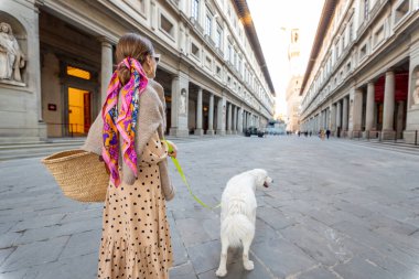 İtalya 'nın Floransa şehrinin mimari simgelerini ziyaret eden kadın