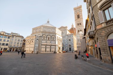 Floransa 'daki boş Katedral Meydanı' nda sabah manzarası