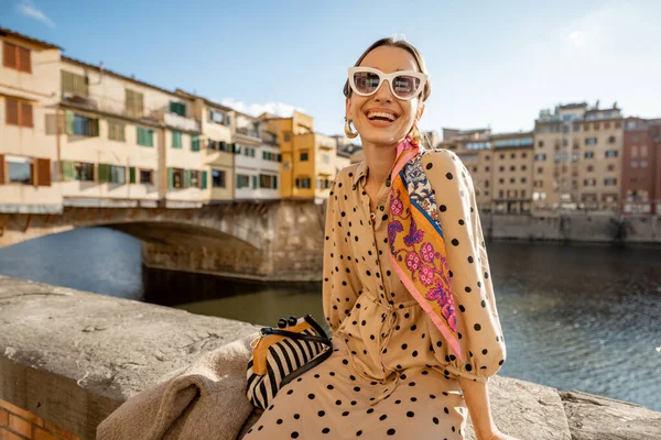 Frau unterwegs in Florenz, Italien — Stockfoto