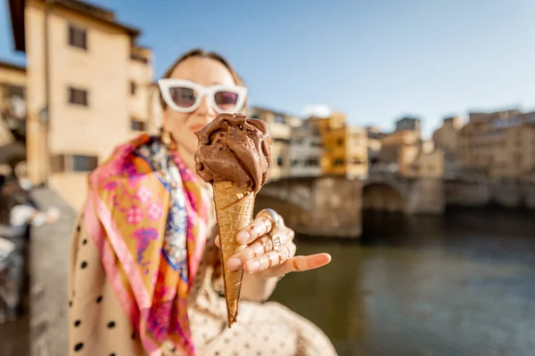 이탈리아 피렌체에서 이탈리아 아이스크림을 들고 있는 여자 — 스톡 사진