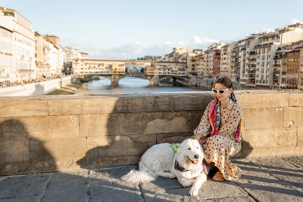 Γυναίκα ταξιδεύει με το σκυλί στη Φλωρεντία, Ιταλία — Φωτογραφία Αρχείου