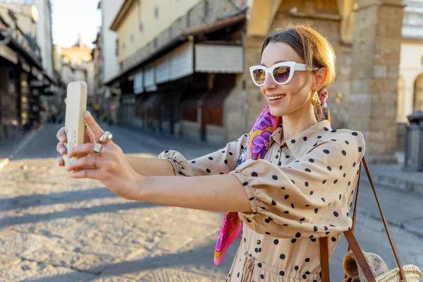 Kobieta odwiedzająca słynny stary most, zwany Ponte Vecchio, we Florencji — Zdjęcie stockowe