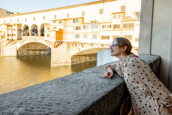 Žena walking old town of Florence, Italy — Stock fotografie