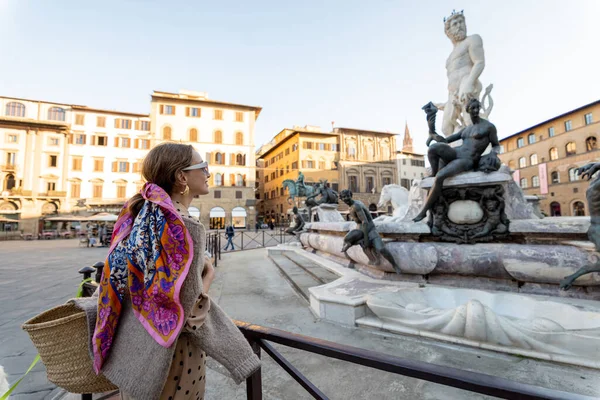 Giovane donna che viaggia famosi monumenti italiani nella città di Firenze — Foto Stock