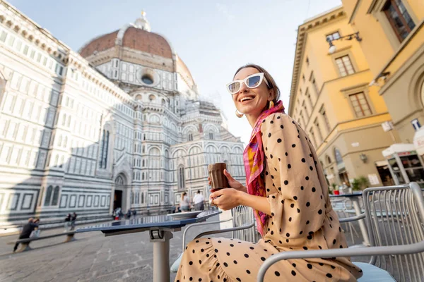 Donna alla terrazza del caffè vicino Duomo di Firenze, in viaggio Italia — Foto Stock