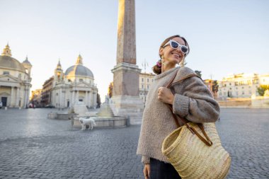 Roma 'da sabah vakti Piazza del Popolo' da yürüyen bir kadın.