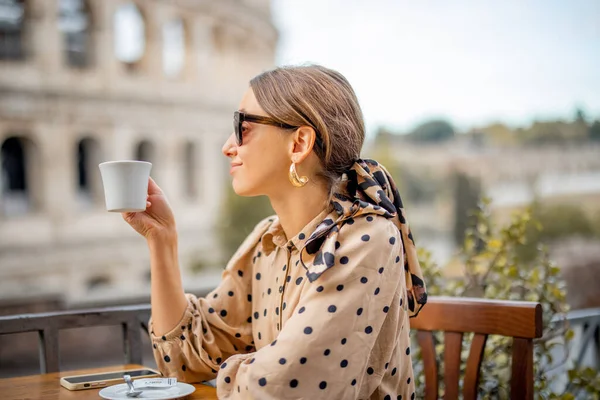 Mulher no café ao ar livre em frente ao coliseu em Roma, Itália — Fotografia de Stock