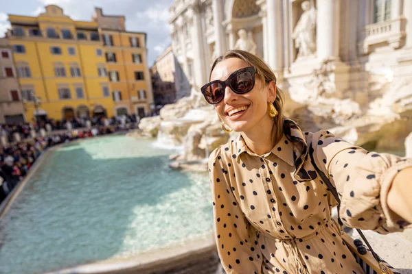 Kobieta odwiedza słynną fontannę di Trevi w Rzymie — Zdjęcie stockowe