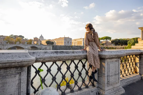 Mulher desfrutando de vista na manhã Roma ciity — Fotografia de Stock